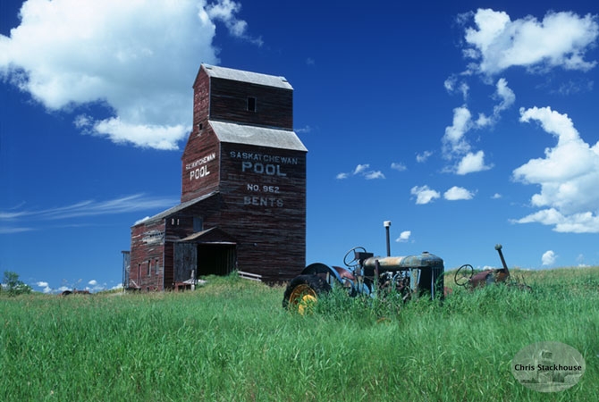 Bents Elevator and tractors, Saskatchewan Bents Elevator and tractors, Saskatchewan